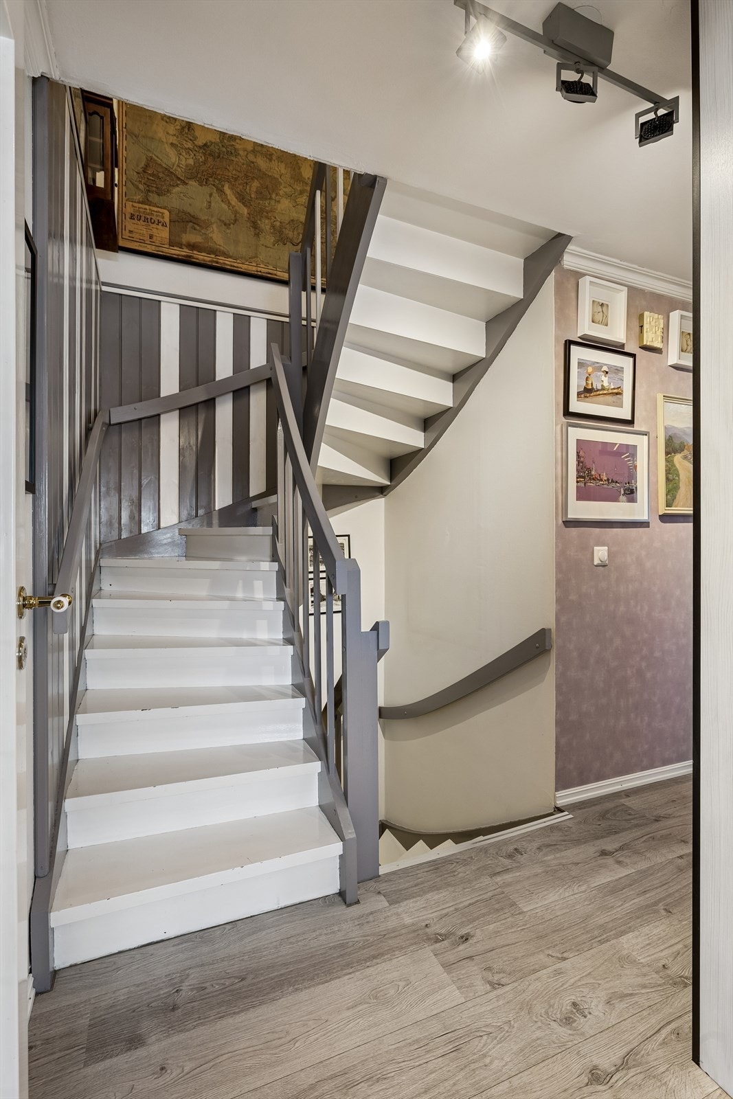 Trapp opp-og nedgang til 2.etg og kjelleretasje Galleribilde