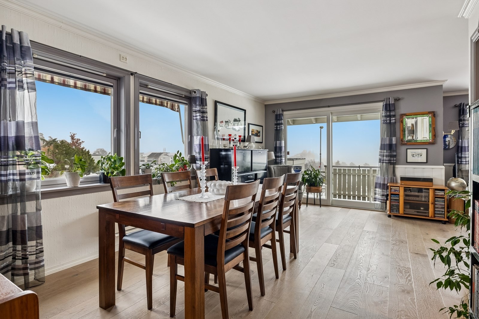 Lys og romslig stue med utgang til balkong. Galleribilde