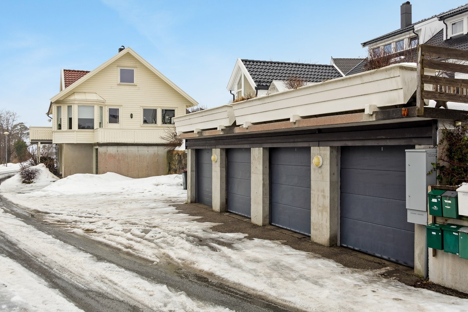 Garasje i rekke Galleribilde