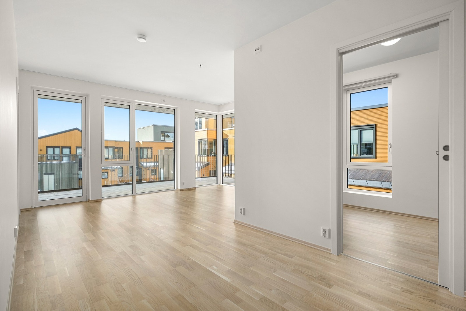 Store vindusflater som slipper enn rikelig med naturlig lys Galleribilde