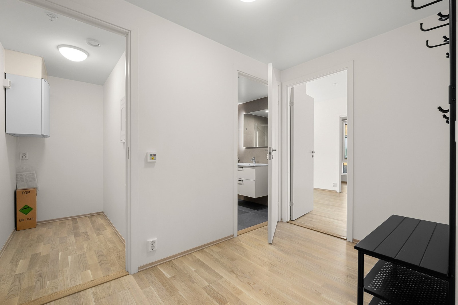 Romslig entré på ca 5kvm - Direkte tilgang til innvendig bod/teknisk rom Galleribilde