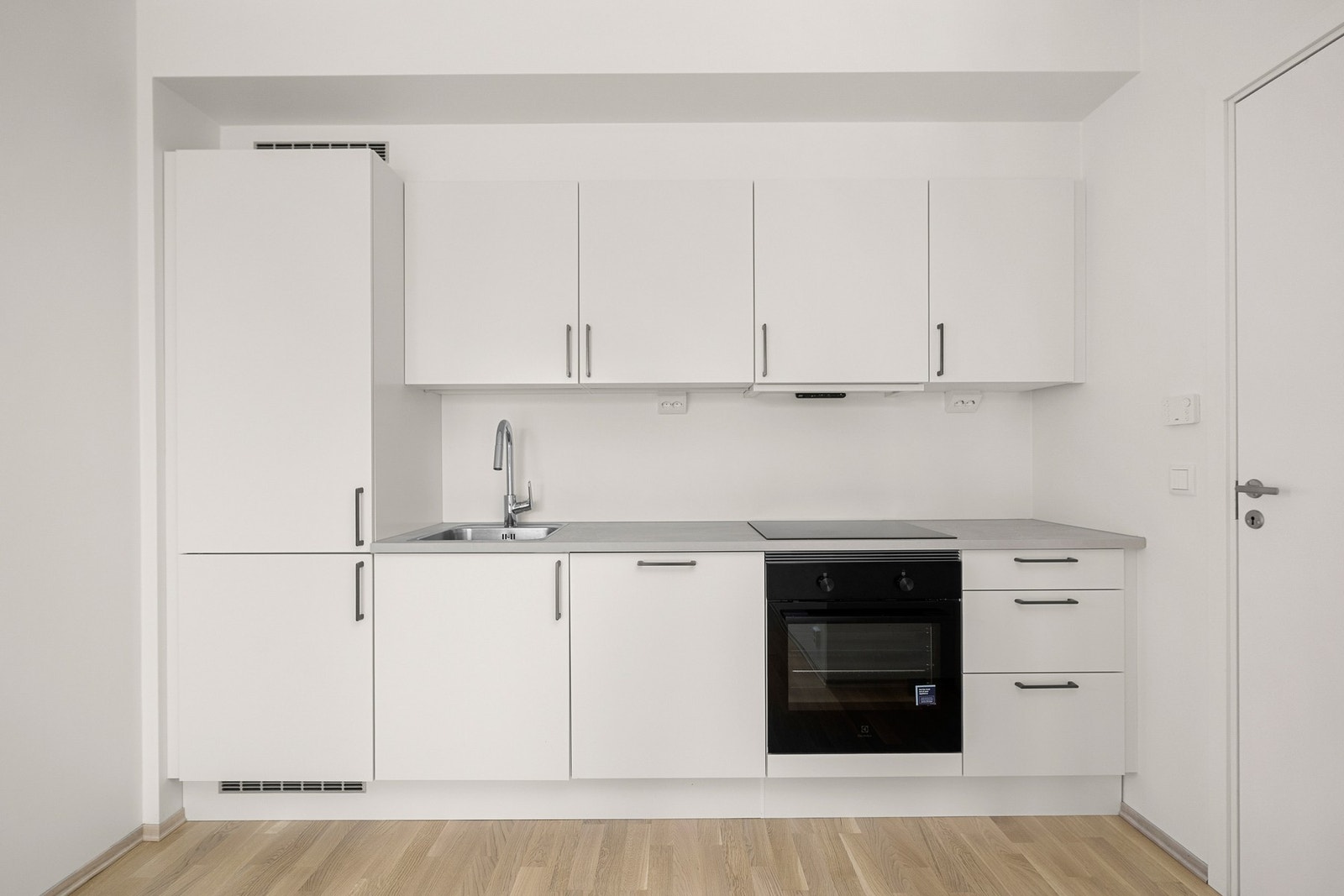 Av integrerte hvitevarer er det: Platetopp, stekeovn, oppvaskmaskin og kjøl-/fryseskap. Galleribilde