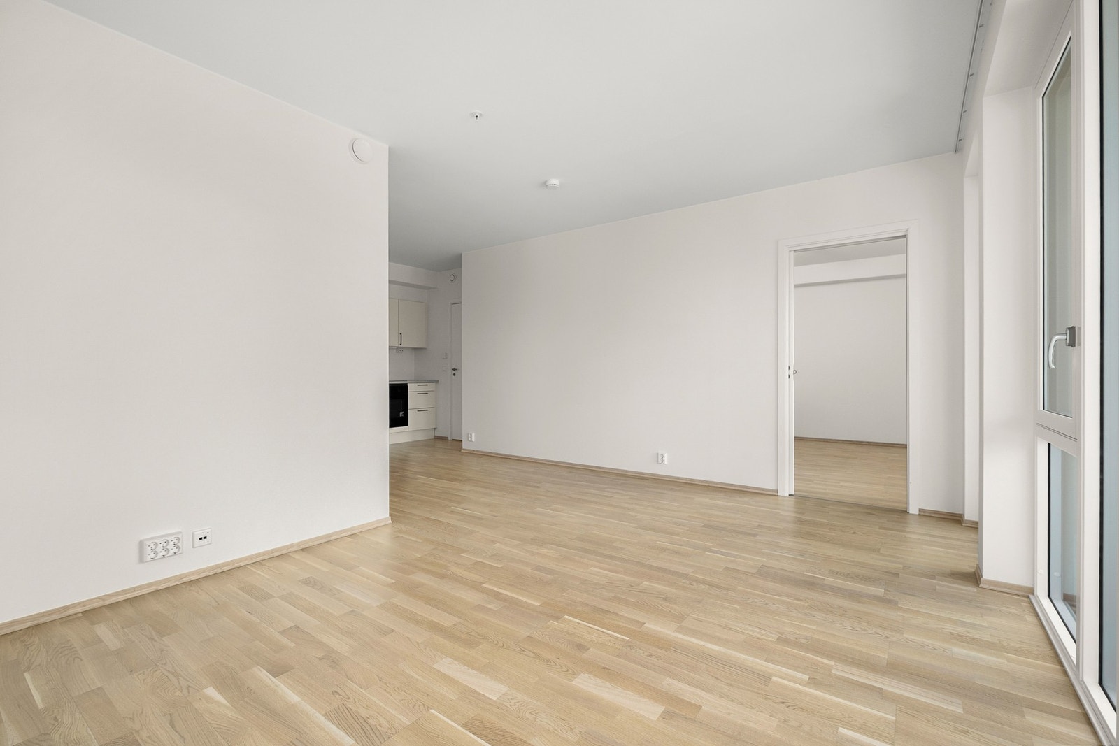 Naturlig avdeling til stuemøbler i denne delen, og spise avdeling mellom stue og kjøkken. Galleribilde