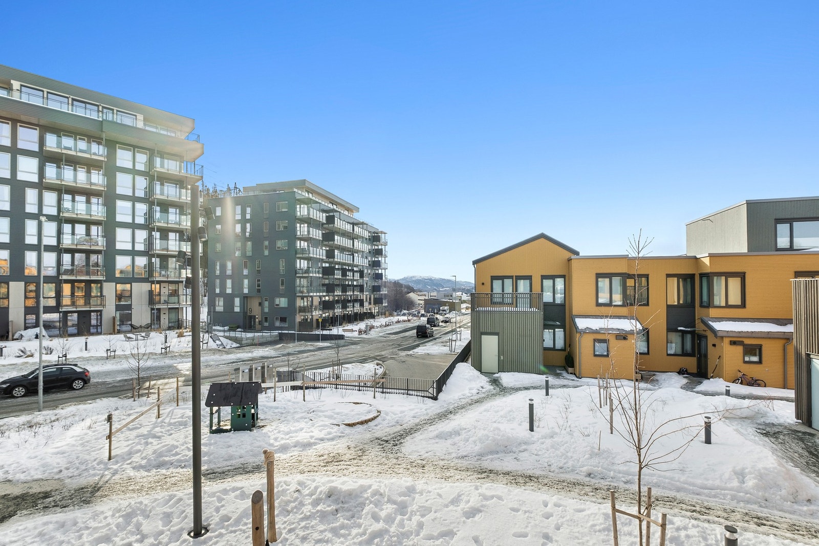 Bak blokkene er det en "snarvei" opp til Estenstadmarka Galleribilde