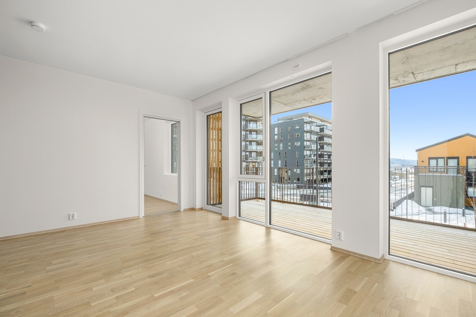 Flotte vindusflater som nesten strekker seg fra gulv til tak Galleribilde