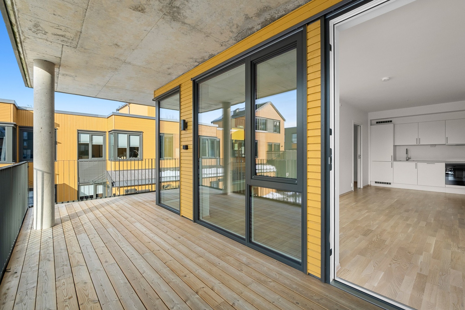 Balkongen strekker seg rund leiligheten og er ca. 16kvm Galleribilde