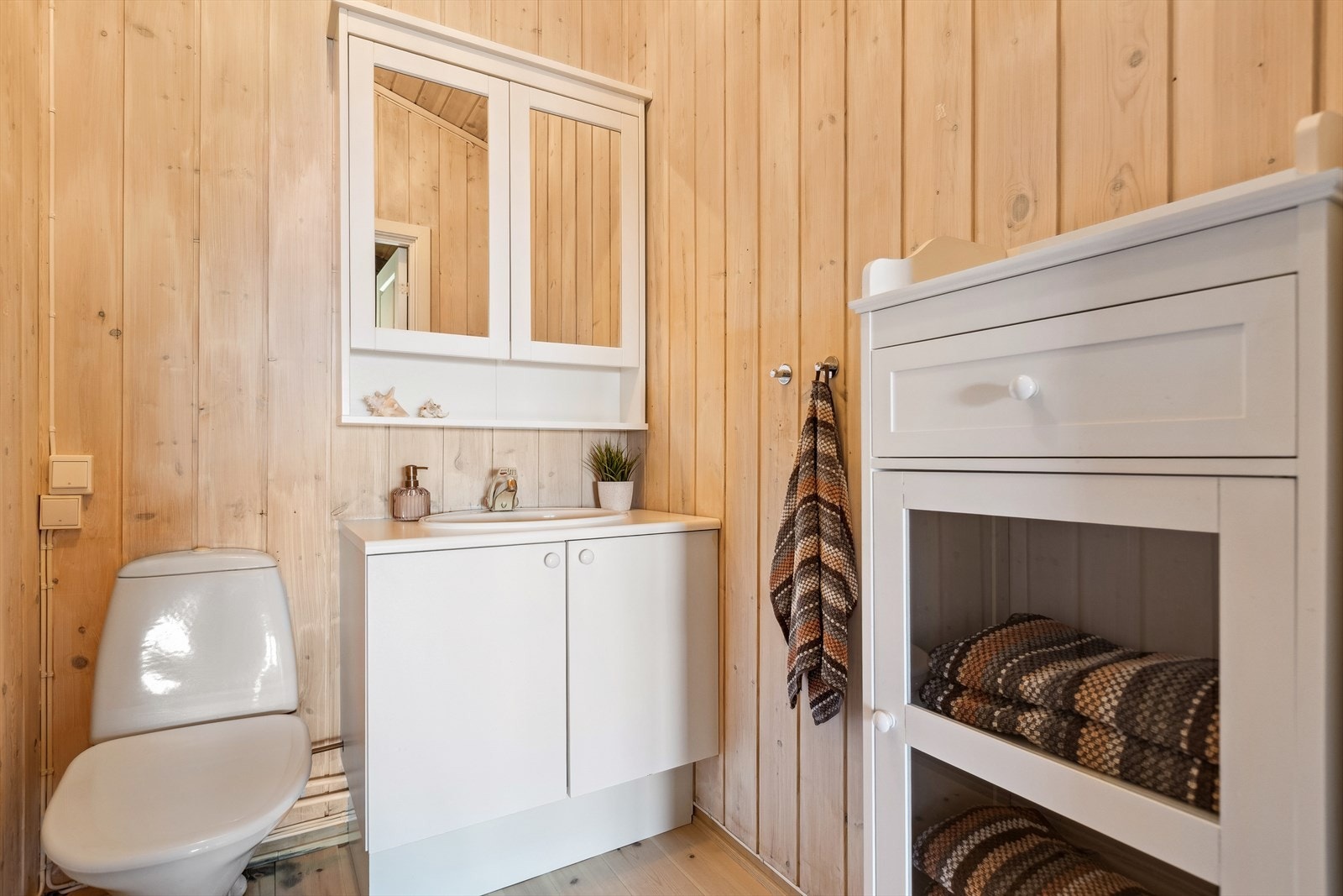 Toalettrom utstyrt med wc, servantskap og mekanisk avtrekk. Vurdert til TG-1 av takstmann. Galleribilde