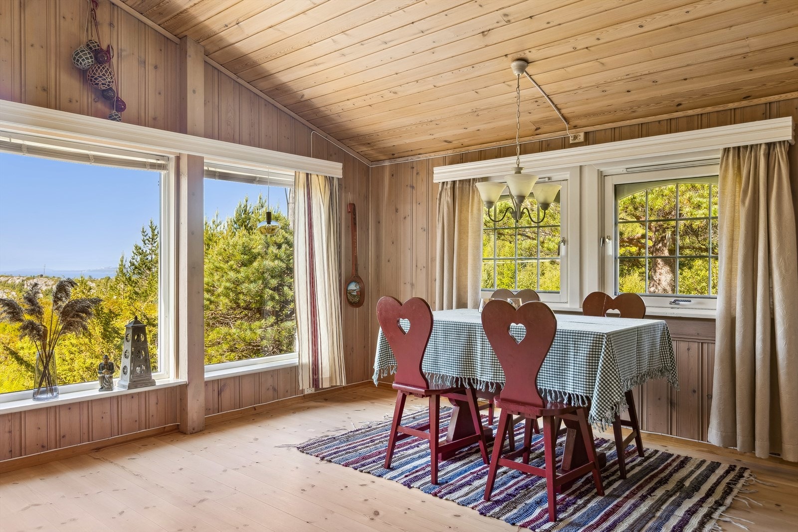 Fritidsboligen inneholder en romslig stue- og kjøkkenløsning, to soverom, toalett, vaskerom, entre og terrasse på 32 m². Galleribilde