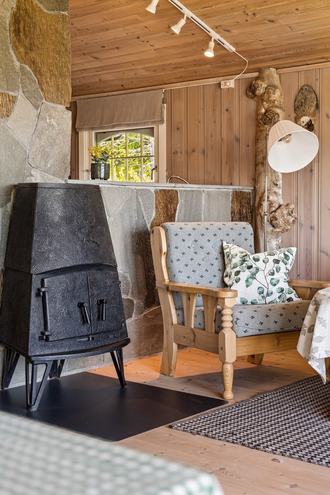 Hytten oppvarmes med elektrisitet og vedfyring. Galleribilde