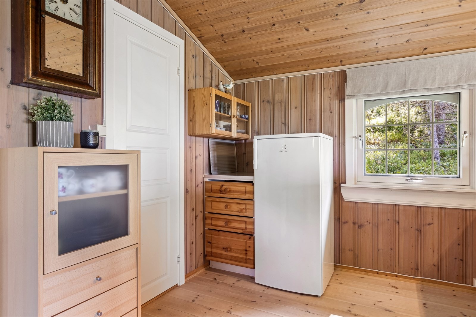 Kjøkkenet framstår uten synlige skader eller behov for tiltak utover normalt vedlikehold i tiden som kommer ifølge takstmann. Galleribilde