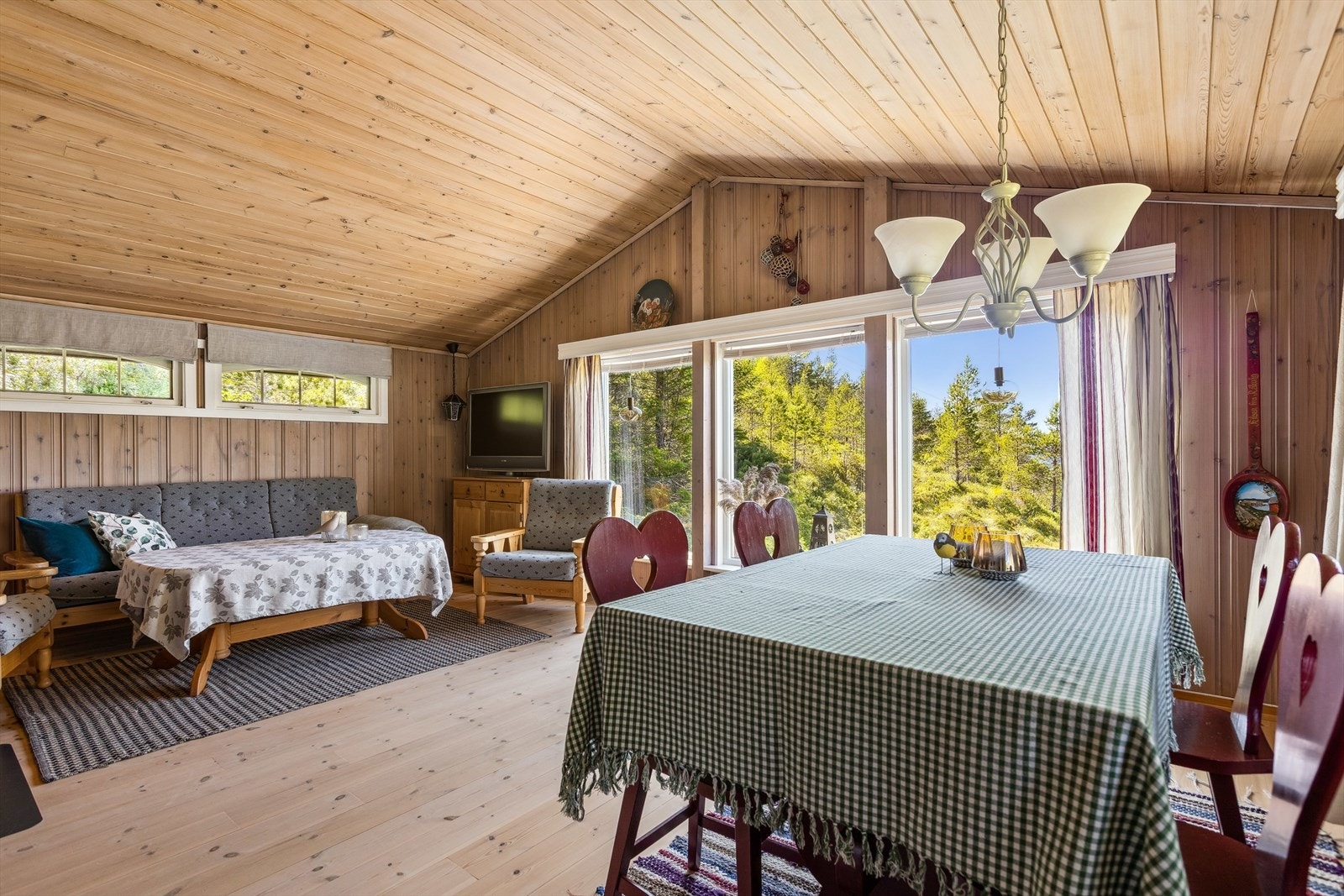 Store vindusflater og lysinnslipp fra tre himmelretninger sørger for en luftig romfølelse. Galleribilde