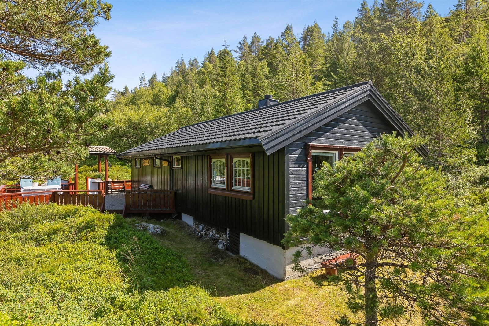 Det finnes dagligvarebutikk og marina i Råkvåg sentrum, kun få kilometer fra eiendommen. Galleribilde