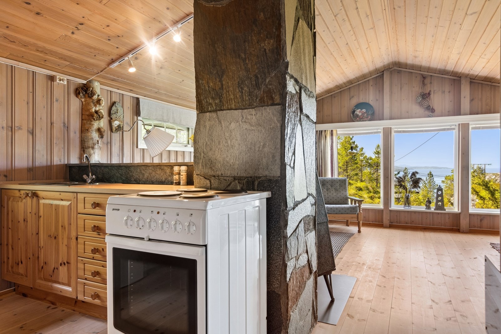 Vinduer er sporadisk utskiftet ved behov. senest oppgradering opplyses og være stue vinduer fra 2008. Galleribilde