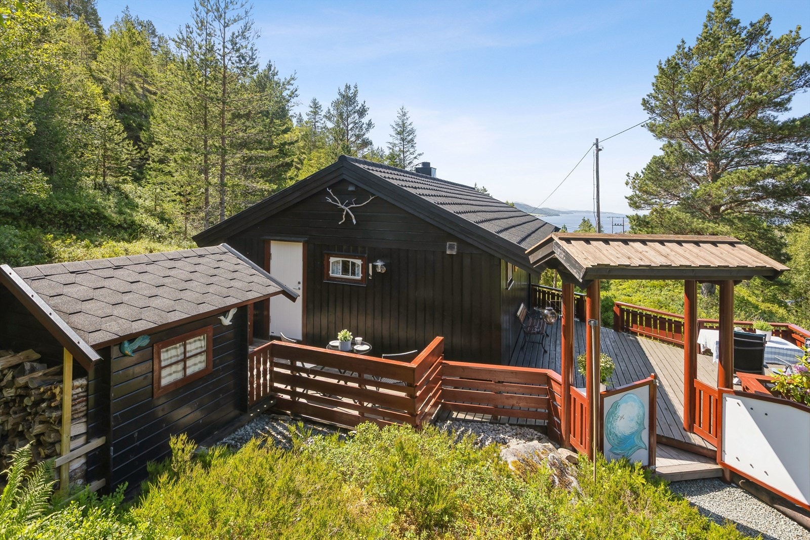 Hytta ble opprinnelig oppført i 1984, men holder en velholdt og pen hyttestandard. Galleribilde