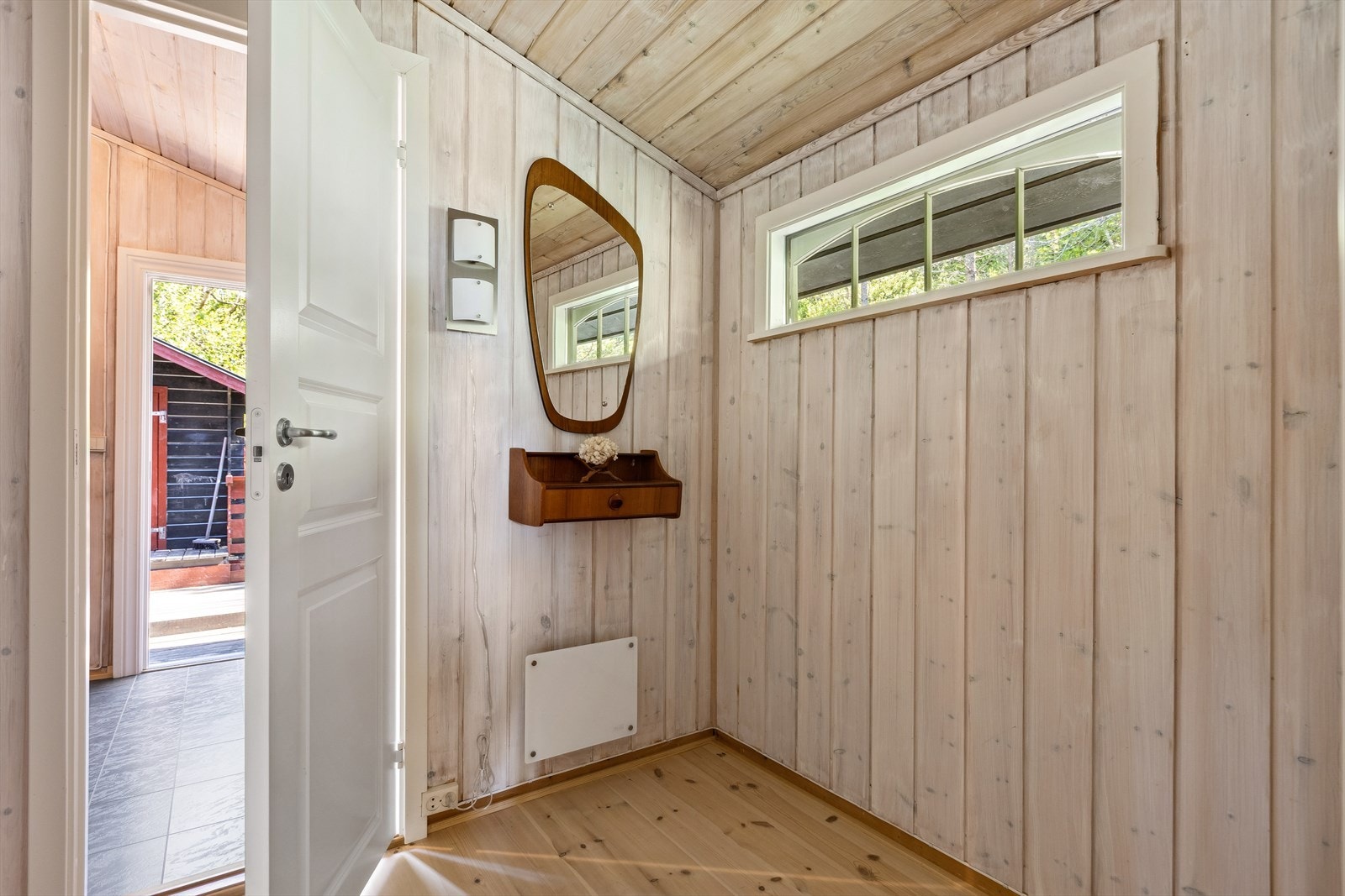 Pen gang og entre på 9,5 m² meg god plass til oppbevaring. Galleribilde