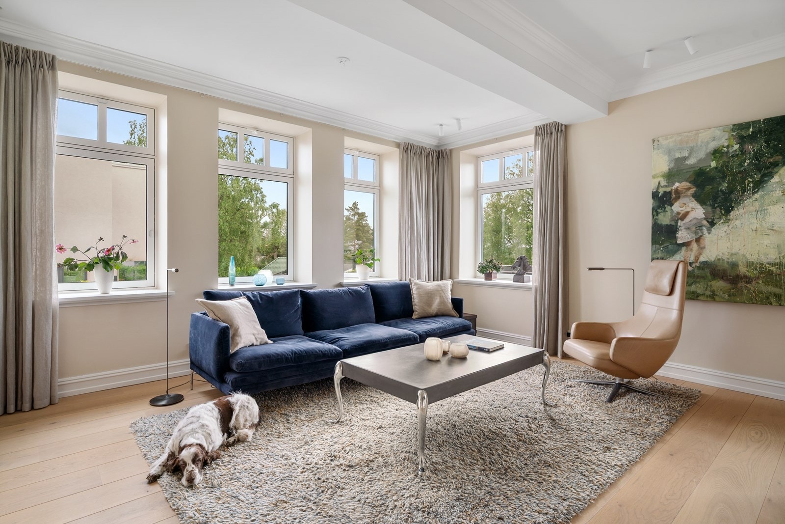 Leiligheten har store vindusflater og gjennomlys fra tre sider Galleribilde