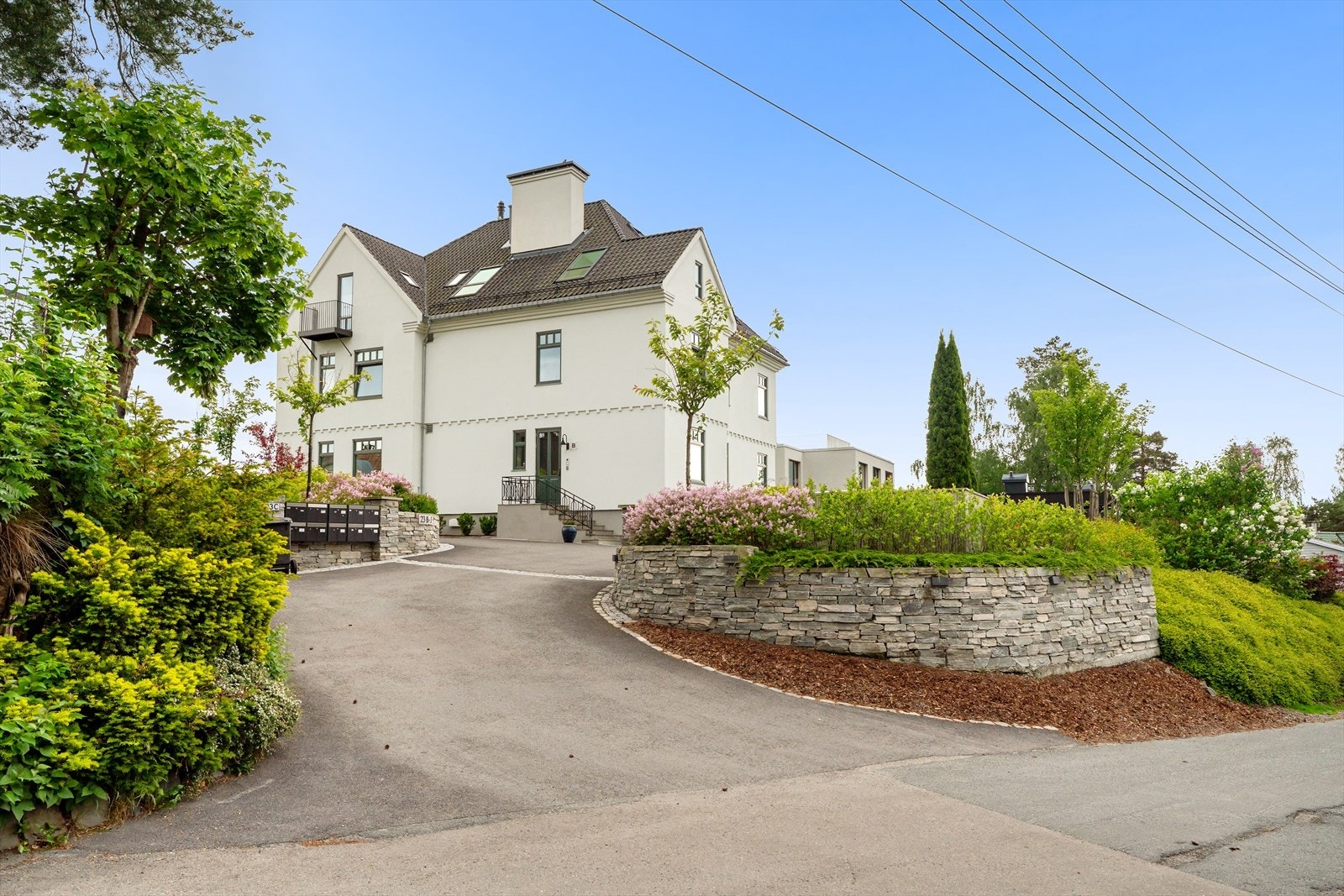 Boligen ligger på det høyeste punktet i Tennisveien og har følgelig mye luft og svært gode solforhold Galleribilde