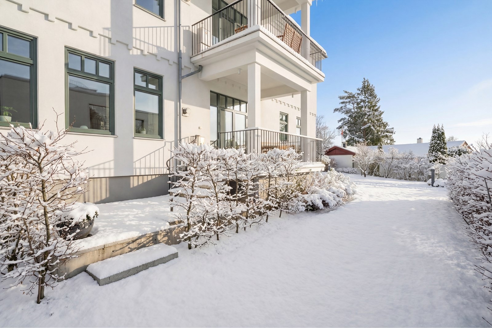 Fra spisestuen/kjøkken er det utgang til balkong samt trapp ned til terrasseplatting, som samlet gir ca. 24 m2 Galleribilde