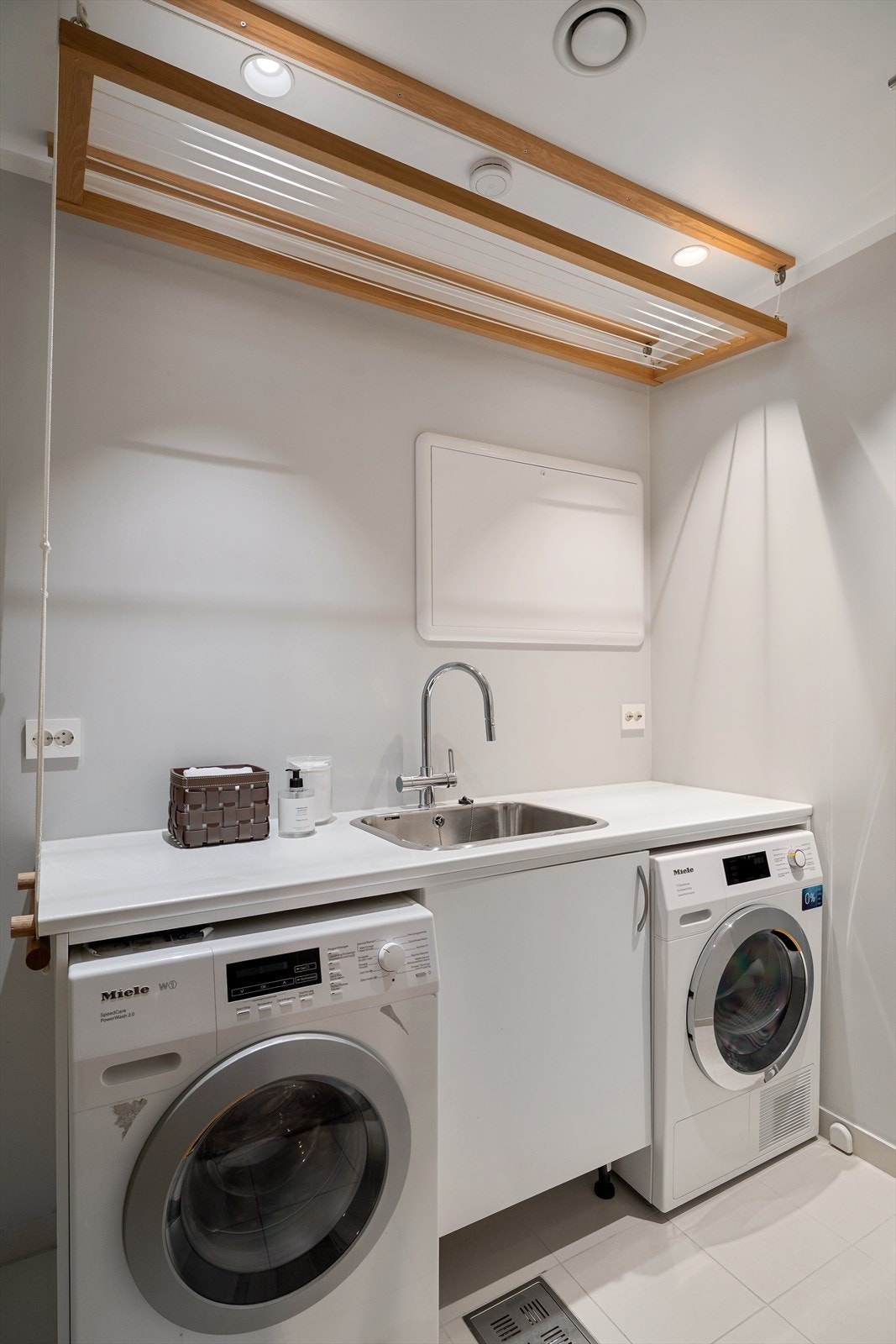 Vaskerom m/sluk. Rommet har mekanisk avtrekk fra leilighetens balanserte ventilasjonssystem Galleribilde