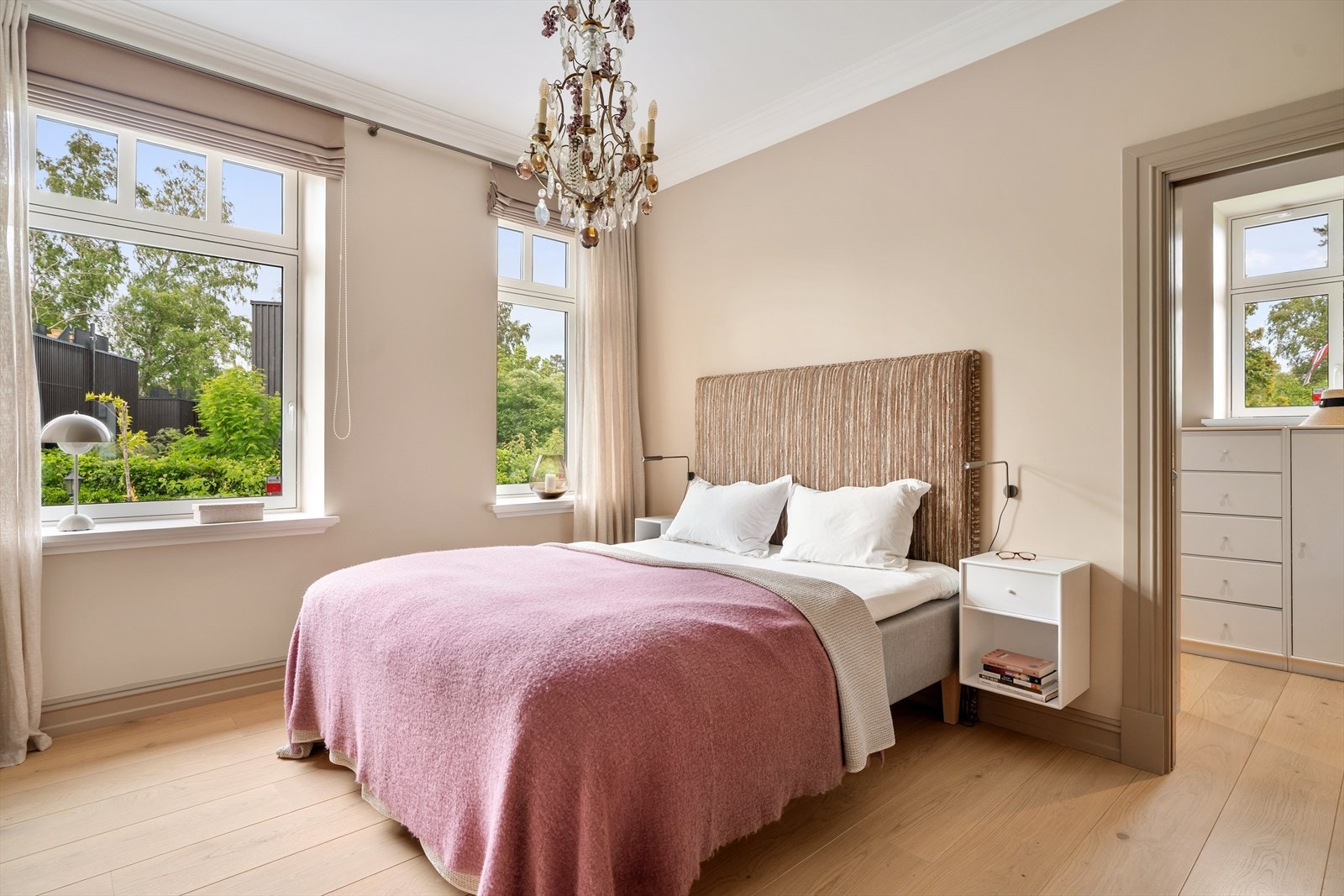 Stort deilig hovedsoverom med omkledningsrom og eget bad Galleribilde