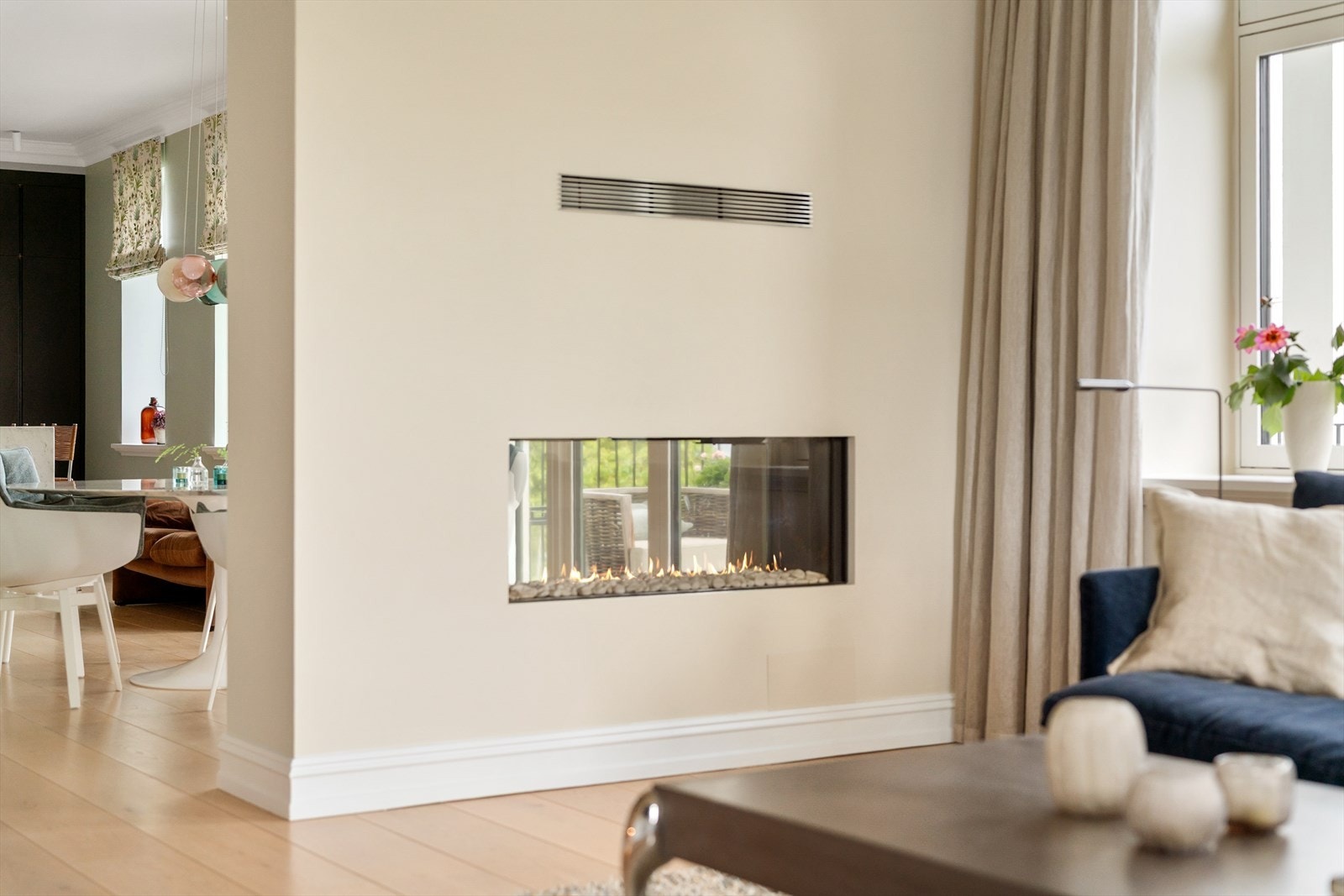 Boligen varmes opp med vannbåren gulvvarme samt varmekabler på baderom, i tillegg til den flotte gasspeisen som bildet viser Galleribilde