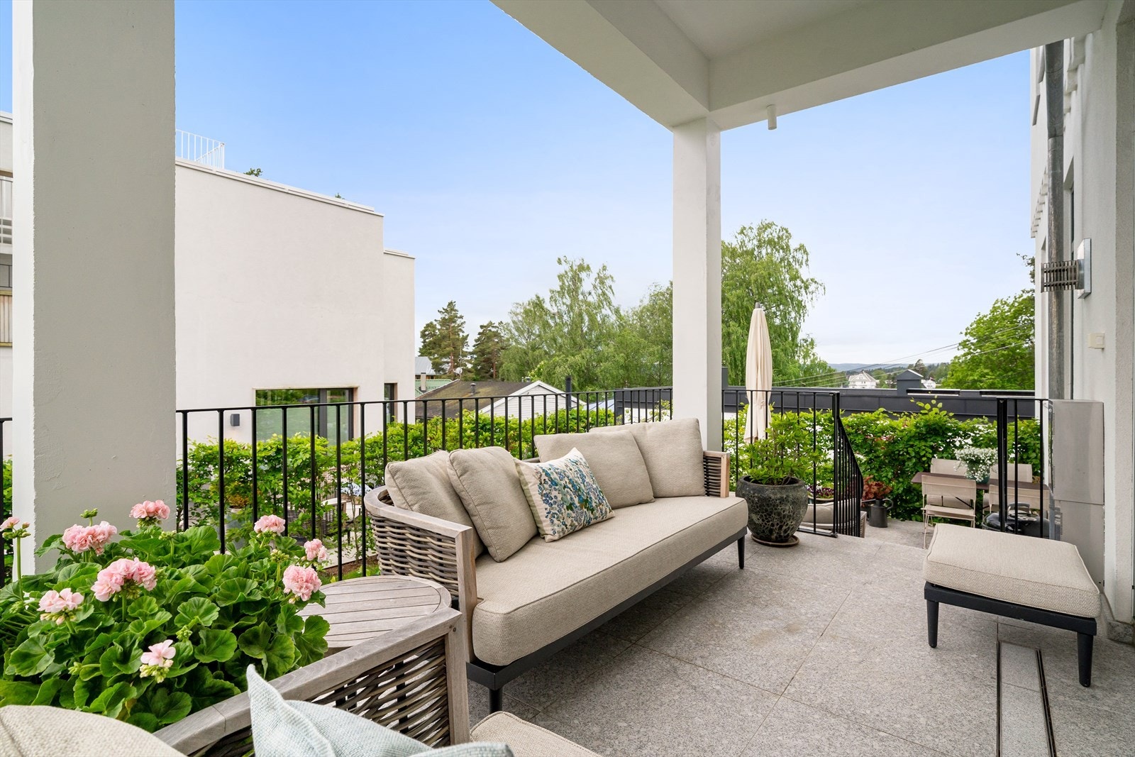 Herlig uteplass. Herfra har man fin utsikt mot deler av byen, Bærumsmarka og nærområdet Galleribilde