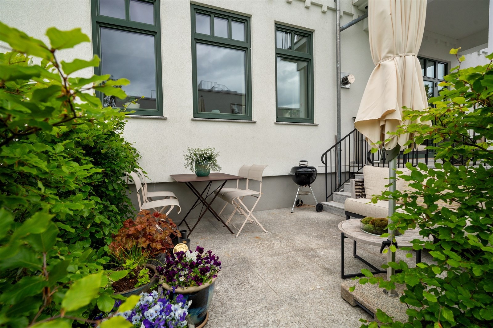 Fra terrassen på bakkeplan - nedgang fra balkongen Galleribilde