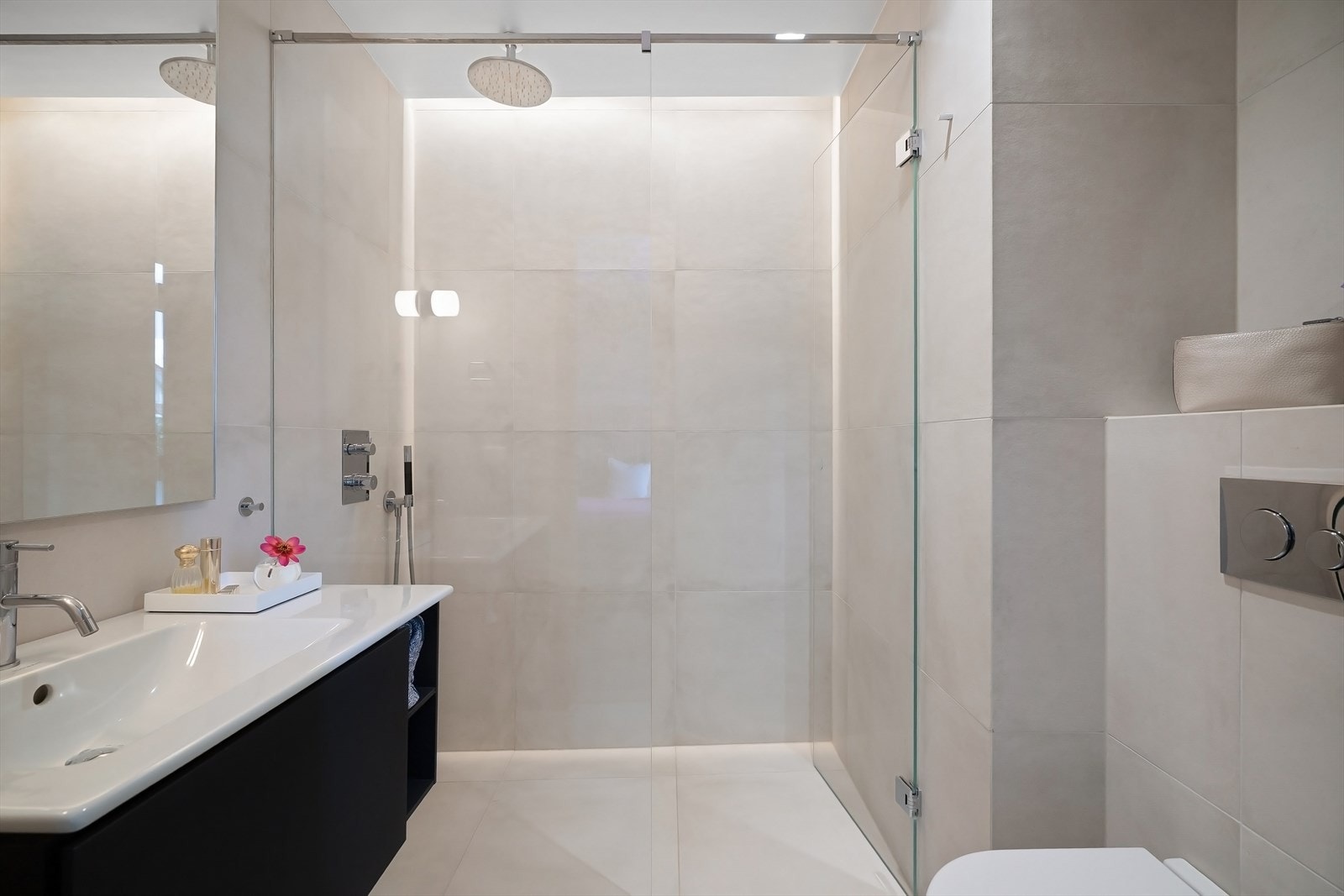 Delikat bad med stor dusj Galleribilde