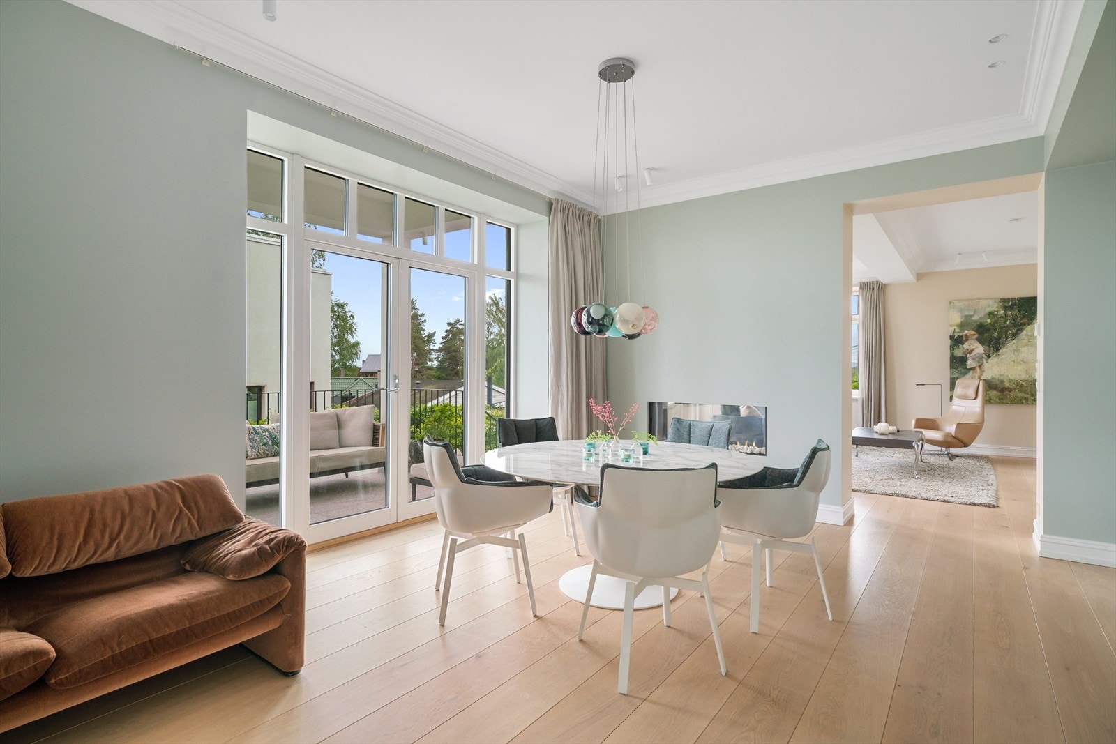 Stor spisestue m/ utgang balkong, terrasse og have - åpent og lyst Galleribilde