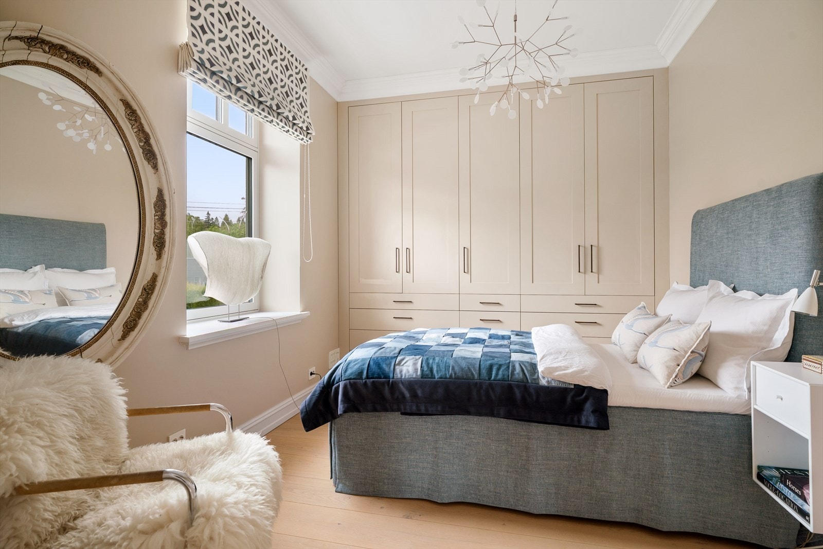 Soverom 3 med rikelig med spesialtilpasset skapinnredning Galleribilde