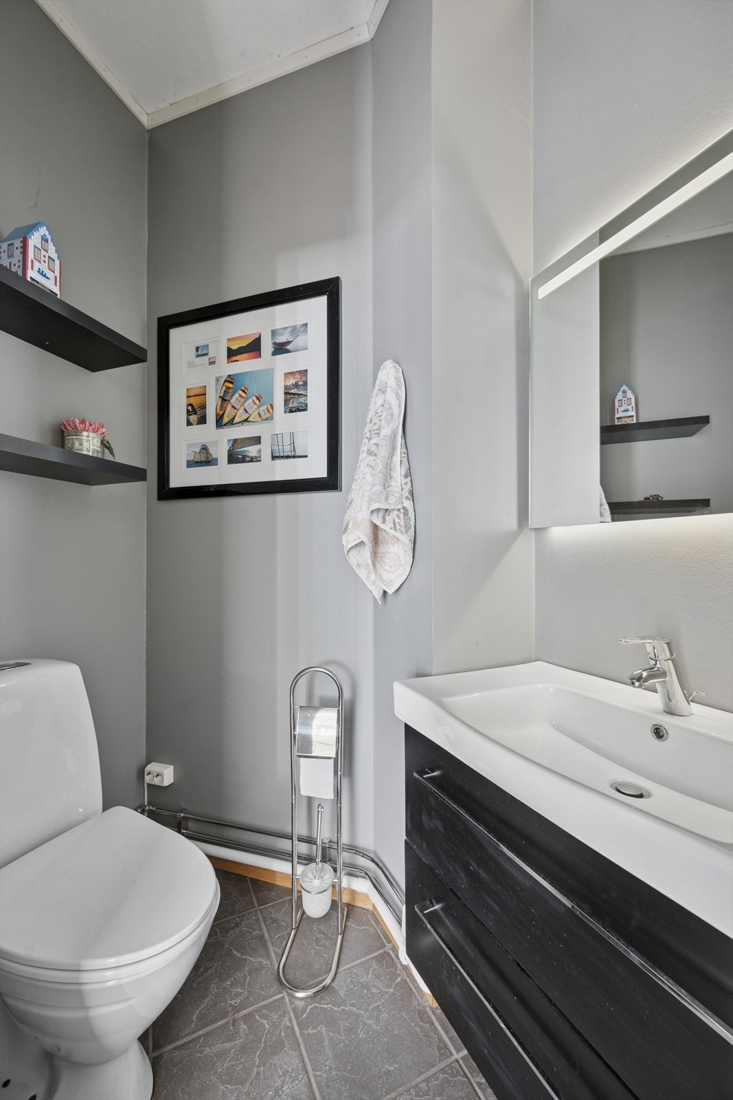 Ved entreen finner du et praktisk toalettrom med malte vegger og flislagt gulv. Galleribilde