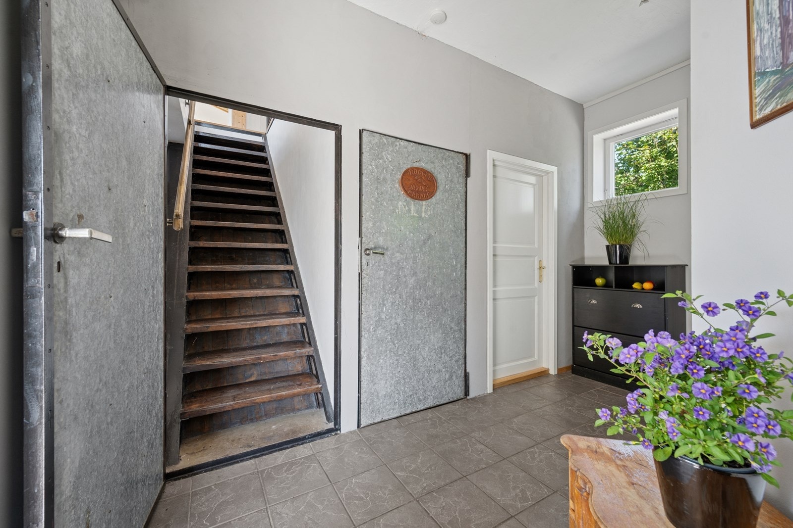 Det er god plass til både knaggrekke og oppbevaringsmøbler, og i tillegg finnes det en bod for ekstra lagring samt et separat gjestetoalett. Galleribilde