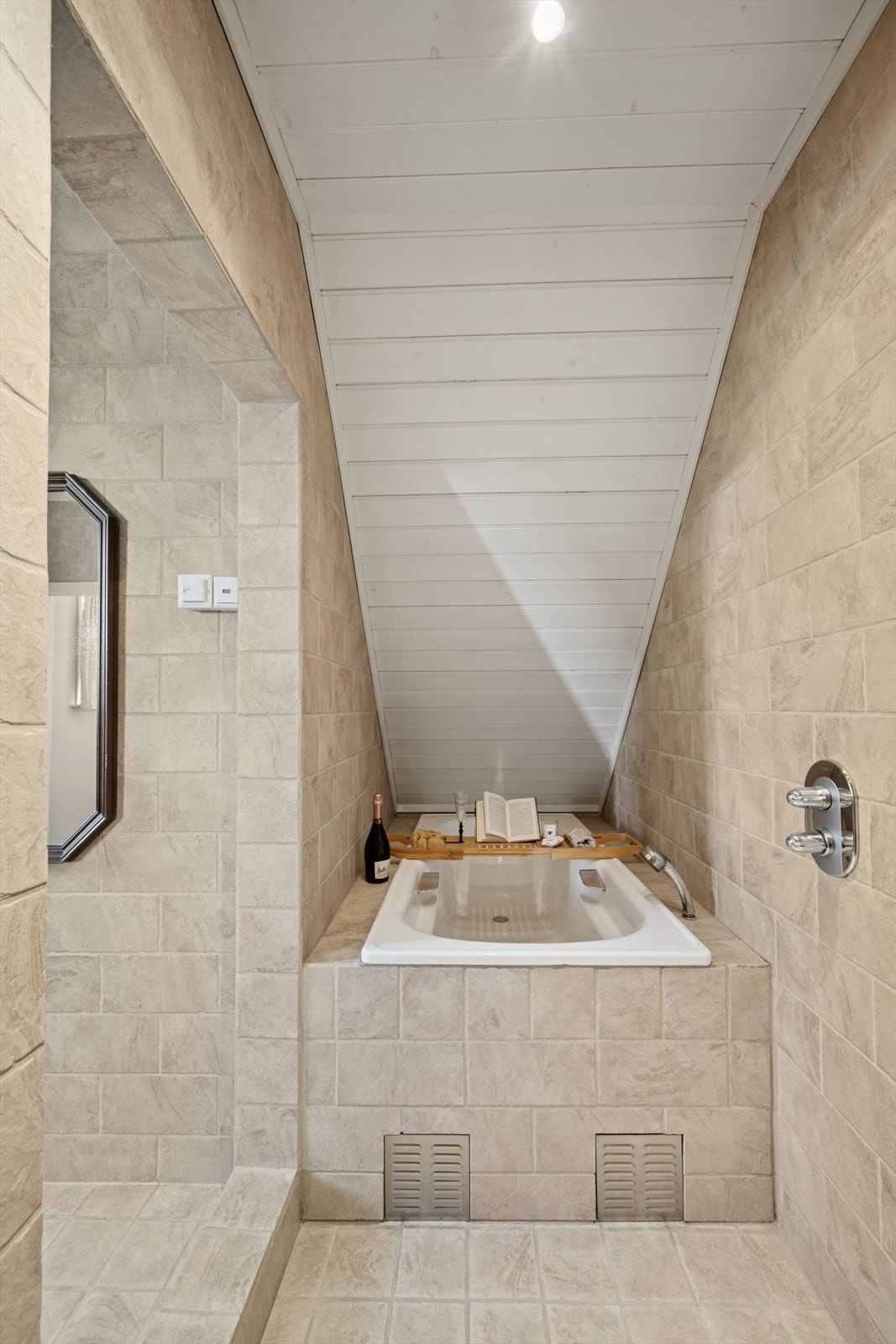 Nyt avslappende stunder i badekaret med plass til både bok og noe godt i glasset. Galleribilde