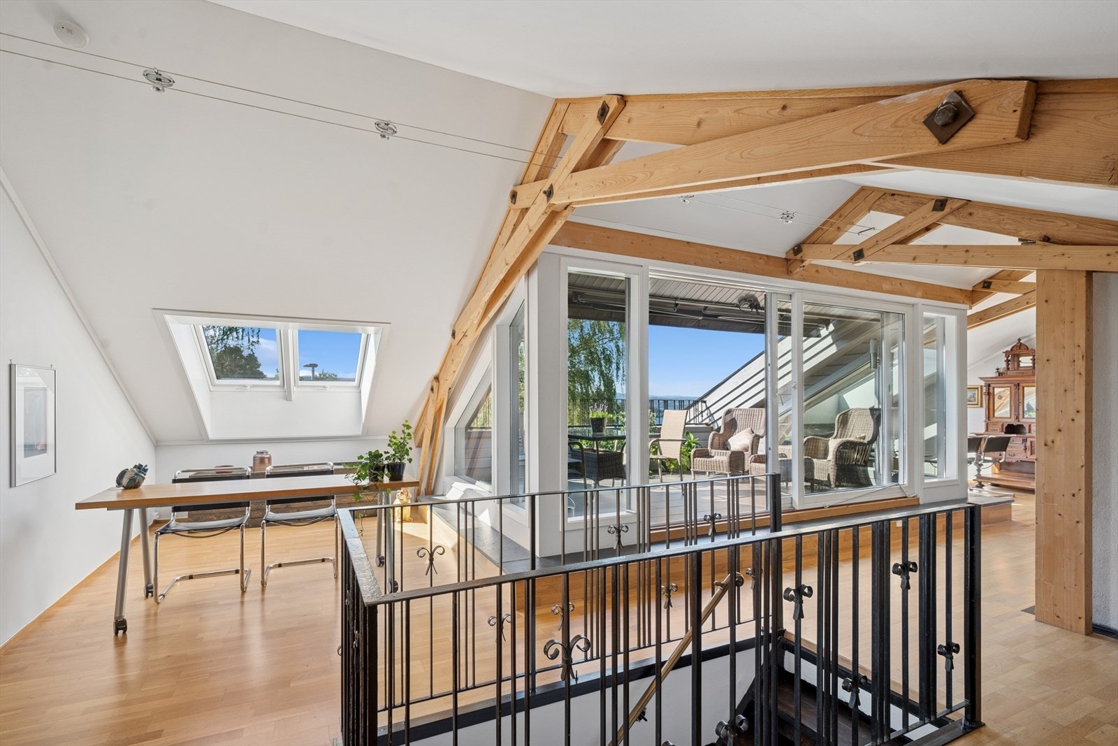 Fra loftstuen er det utgang til en hyggelig takterrasse på 17 kvm. Galleribilde