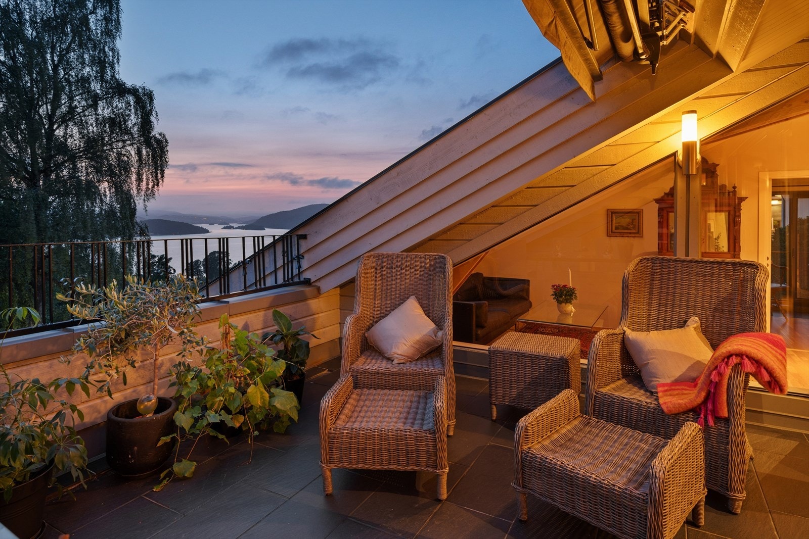 Flott uteplass med vakker kveldshimmel og lune omgivelser. Galleribilde