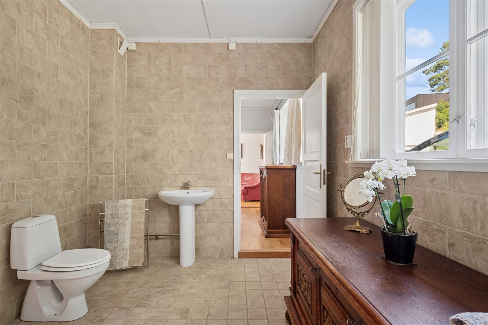 Rommet er innredet med søyleservant og gulvmontert toalett, samt plass til oppbevaringsmøbler. Galleribilde