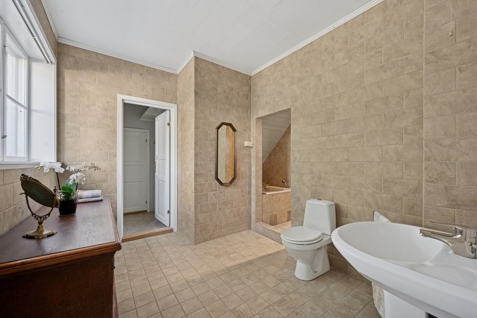 Badet ligger i første etasje og ble pusset opp i 2006. Det har delikate, flislagte overflater og behagelig gulvvarme. Galleribilde