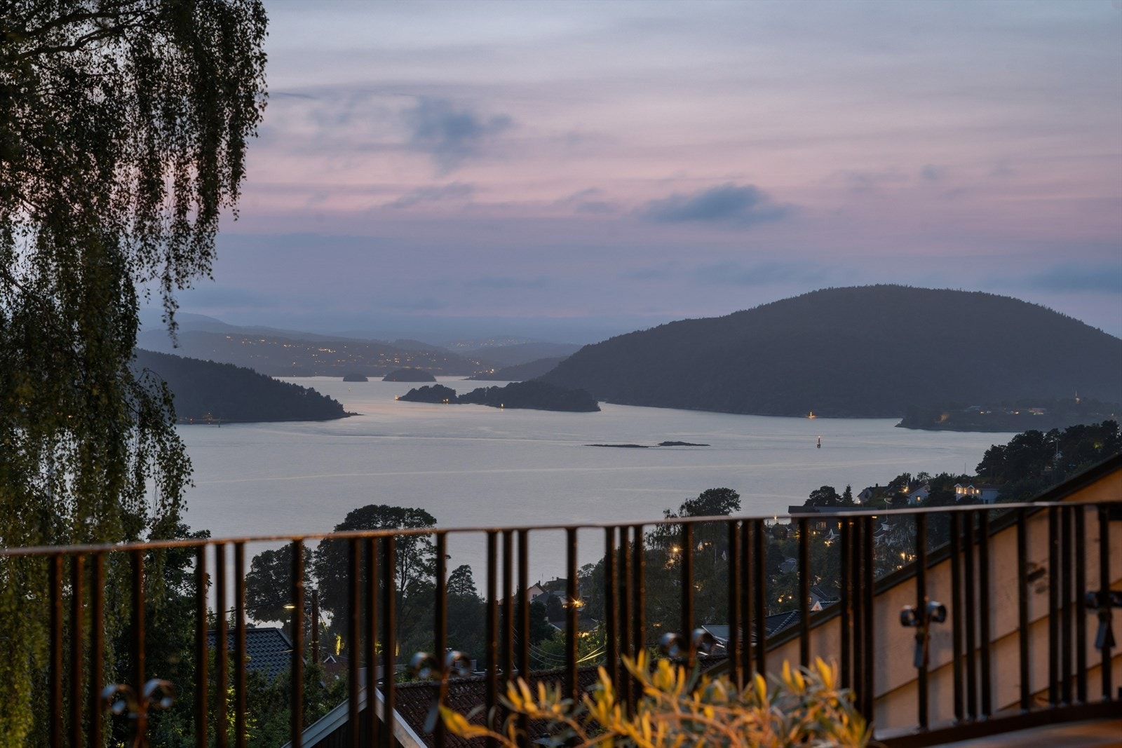Magisk solnedgang over fjorden som kan nytes fra terrassen. Galleribilde
