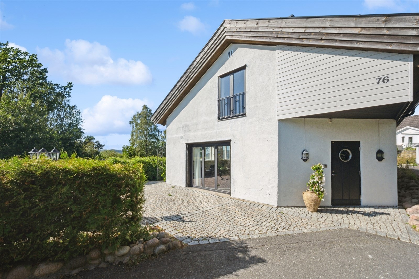 Du ønskes velkommen inn i første etasje via et hyggelig, overbygget inngangsparti. Galleribilde