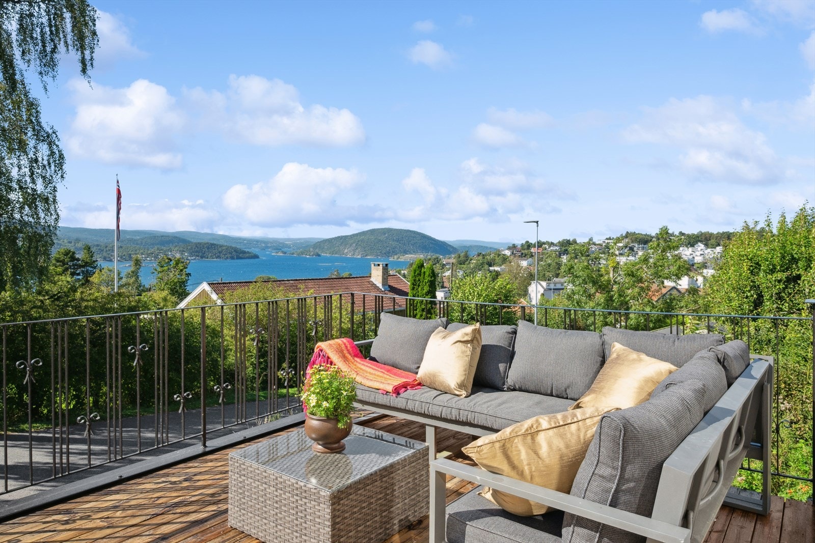 Solrik terrasse med komfortabel sittegruppe og vakker utsikt mot fjorden. Galleribilde