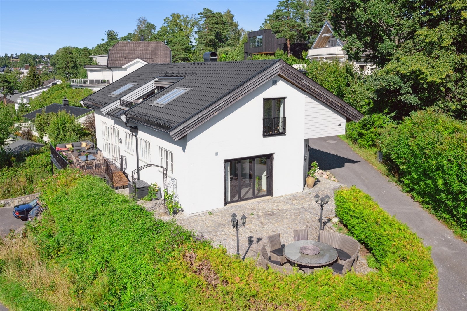 Vestbyveien 76 er en fin og påkostet enebolig beliggende i et etablert og barnevennlig boområde på Sogsti i Drøbak. Galleribilde