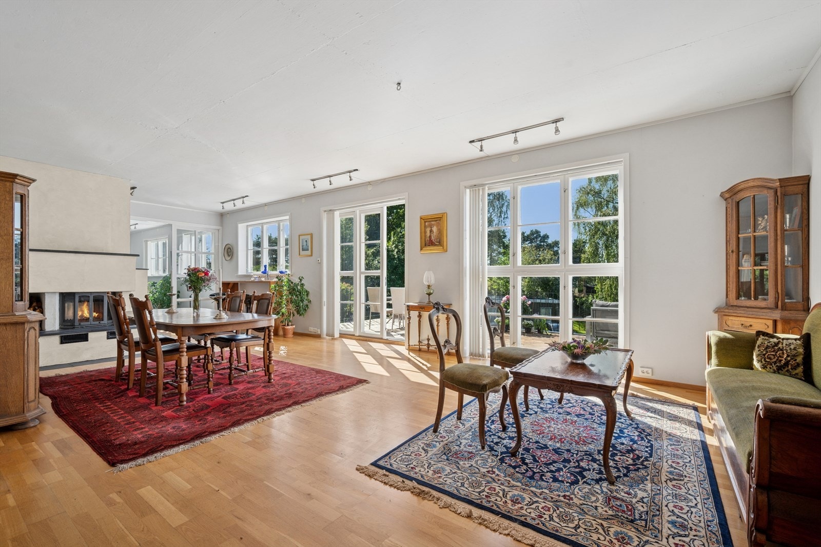 Her strømmer dagslyset inn og skaper en varm og innbydende stemning gjennom hele dagen. Galleribilde