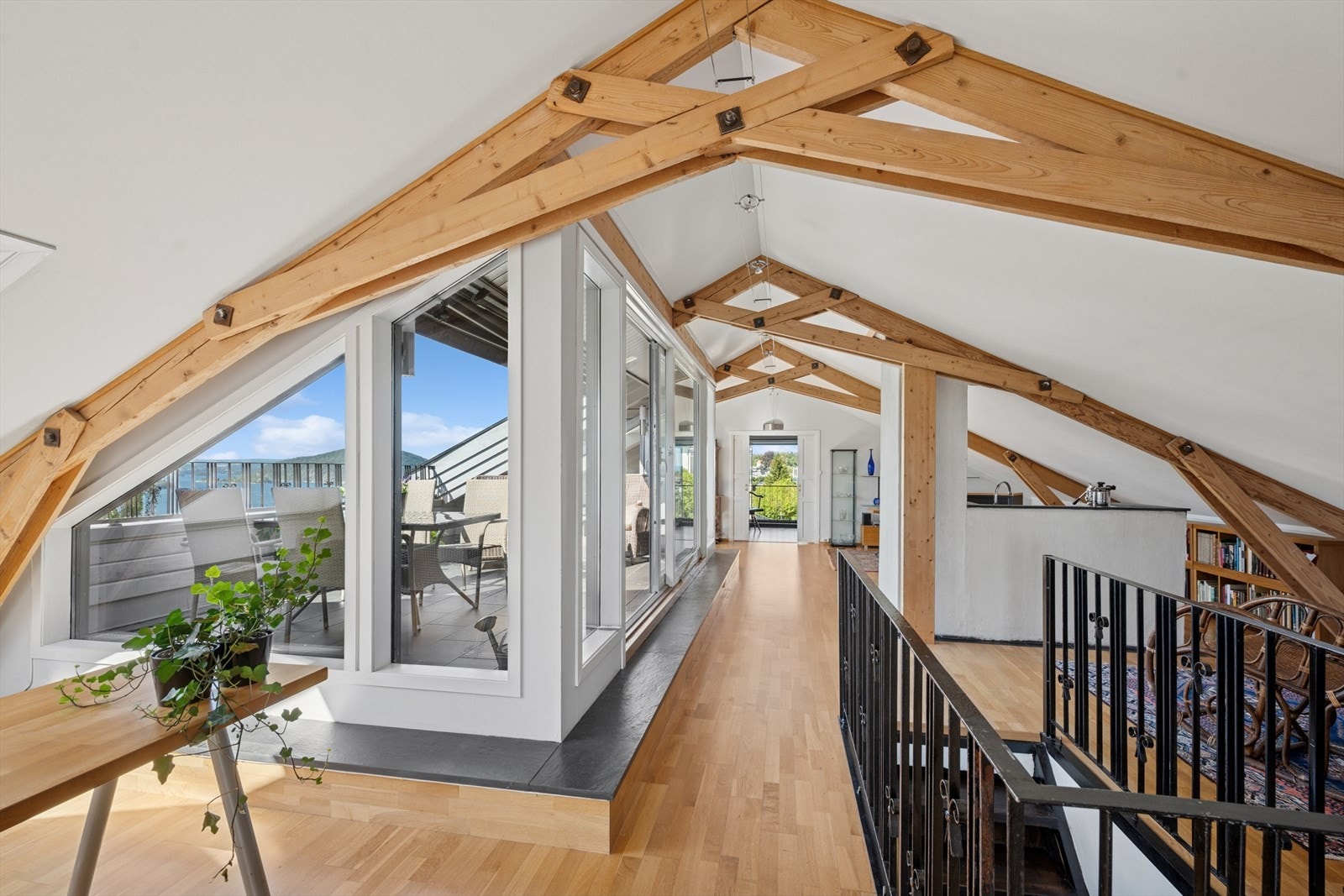 I boligens andre etasje finner du en loftstue som gir et kjærkomment ekstra oppholdsrom. Galleribilde