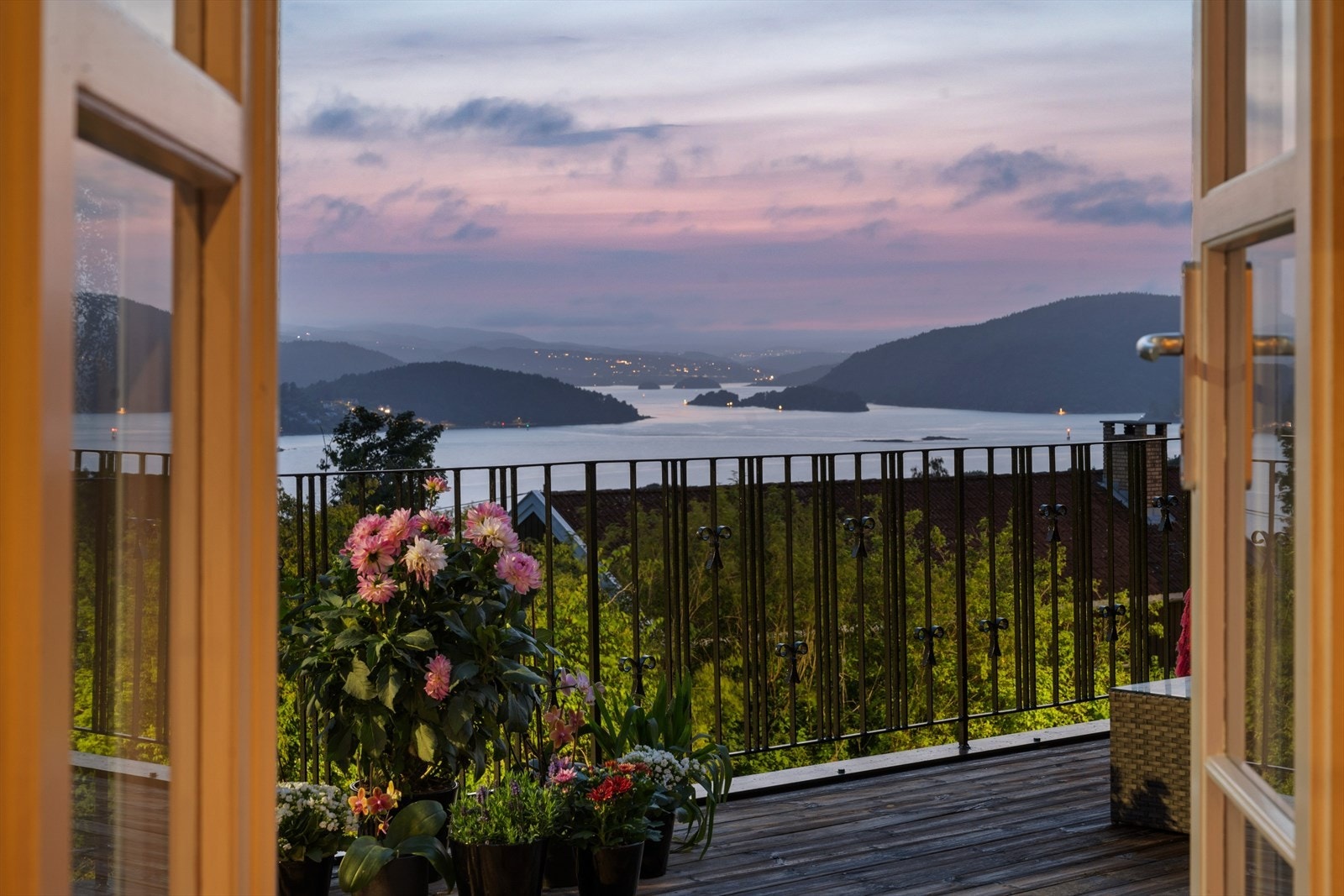 Nyt den fantastiske utsikten fra en av de hyggelige uteplassene. Galleribilde