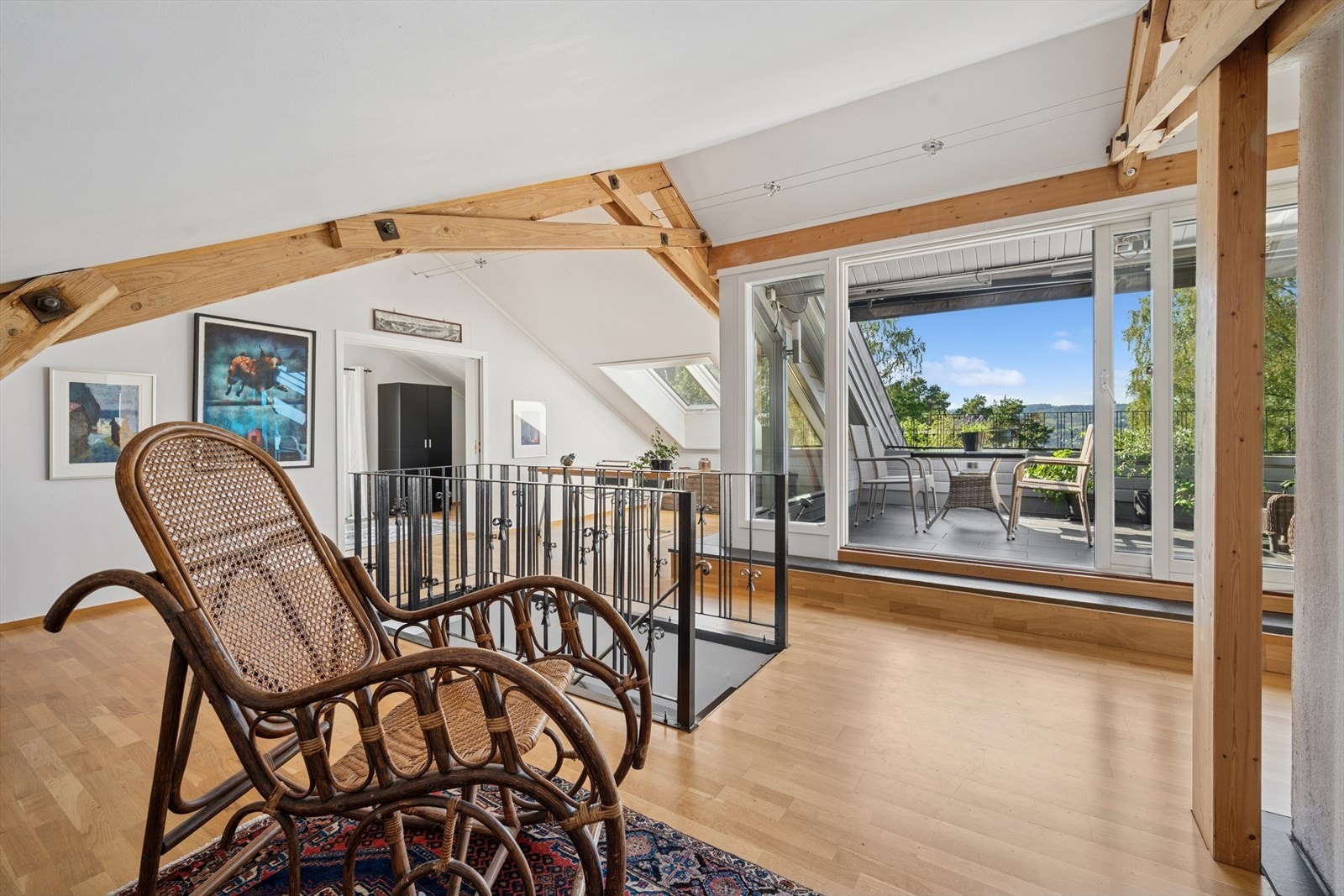 Her er det god plass til sosiale soner med en sofagruppe, spisebord og annet ønsket møblement. Galleribilde