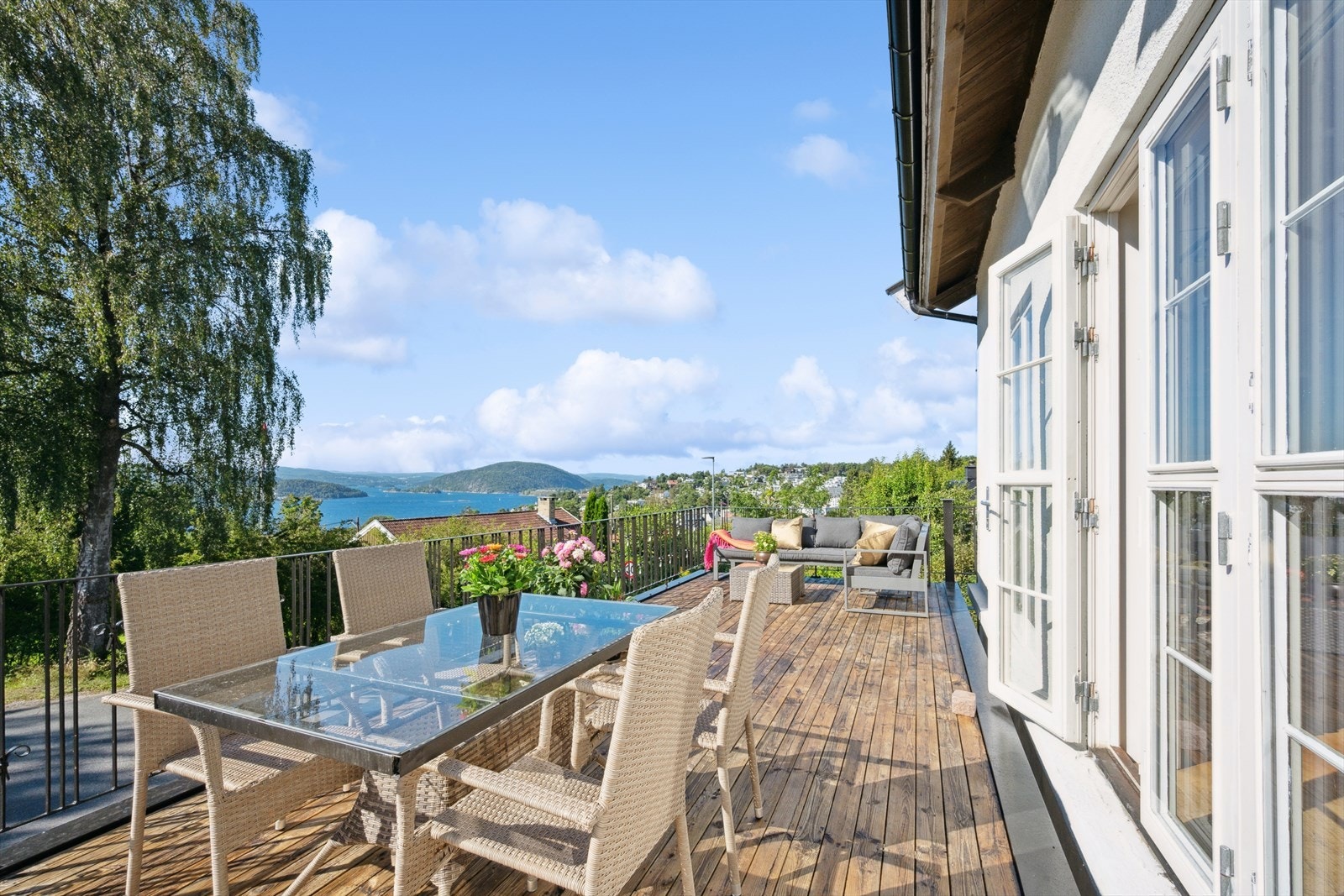 Terrassen inviterer til festligheter og sammenkomster i sommerhalvåret. Galleribilde