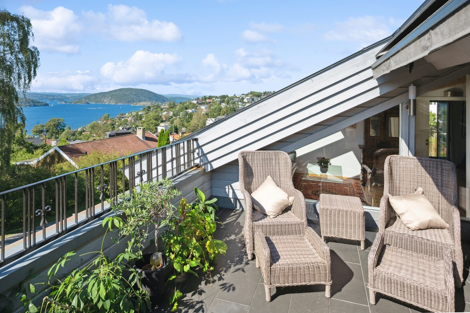 Takterrassen er det perfekt sted å nyte sommerdagene i skjermede omgivelser. Galleribilde