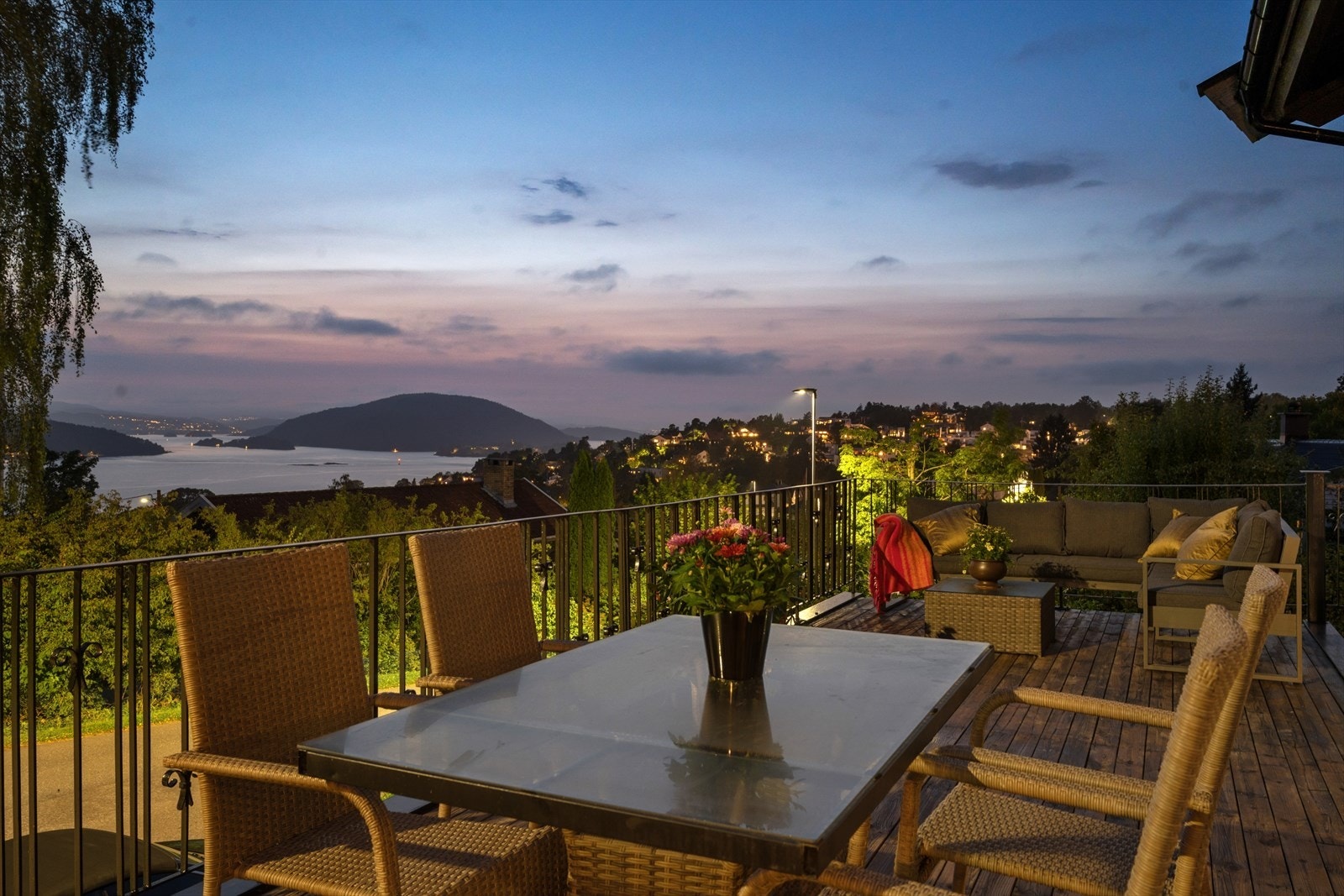 Sommerdagene kan nytes på den store terrassen, takterrassen eller i hagen. Galleribilde