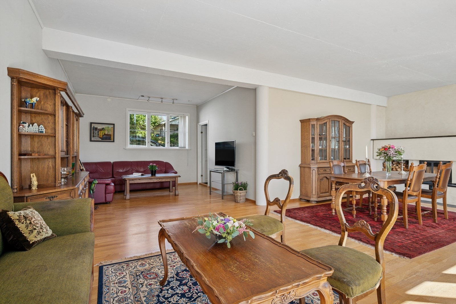 Den solide peisen tilfører både varme og en koselig atmosfære på kjølige dager. Galleribilde