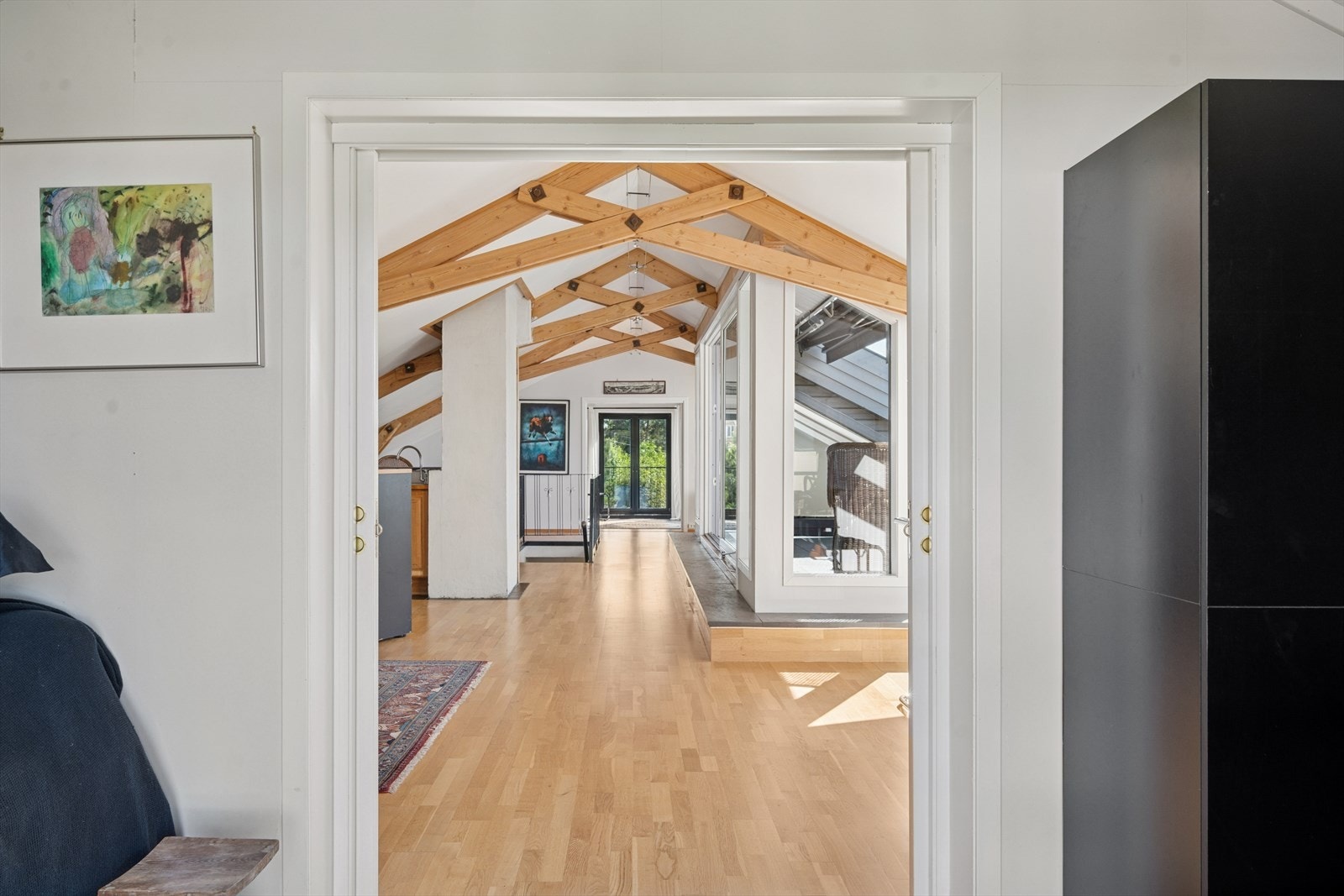 God takhøyde og takvinduene gir en luftig atmosfære. Galleribilde